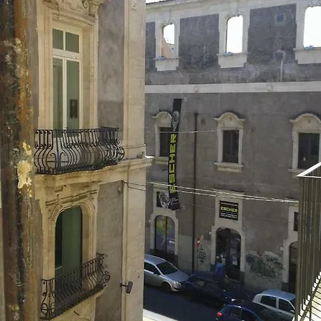 Suite Il Letto Sotto Il Tetto Catania Exterior photo