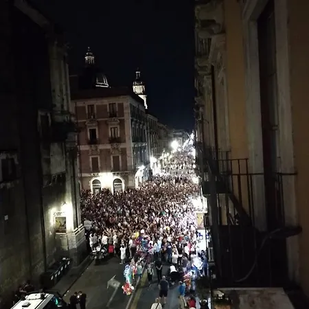 Suite Il Letto Sotto Il Tetto Catania Exterior photo