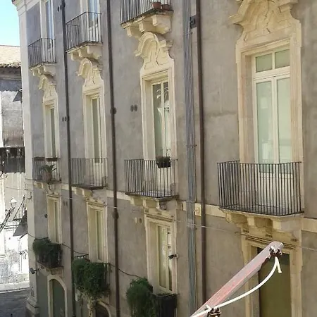 Suite Il Letto Sotto Il Tetto Catania Exterior photo